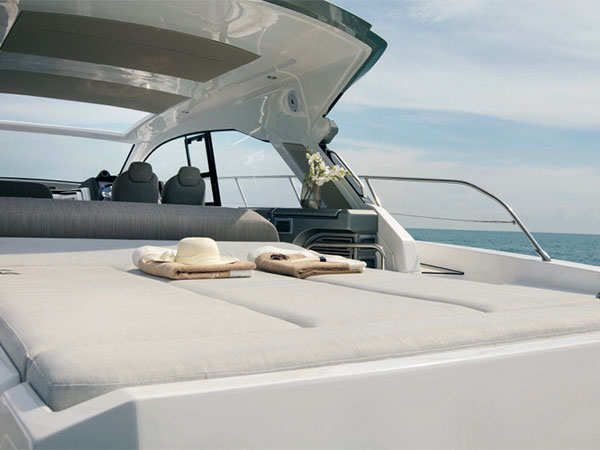 يخت Atlantis 51 من Azimut ينشر التوازن الحسي على المياه